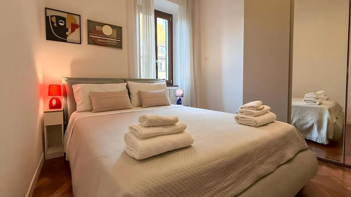 Elegant Roman Escape Walk To The Colosseum 0*, Rome Italy