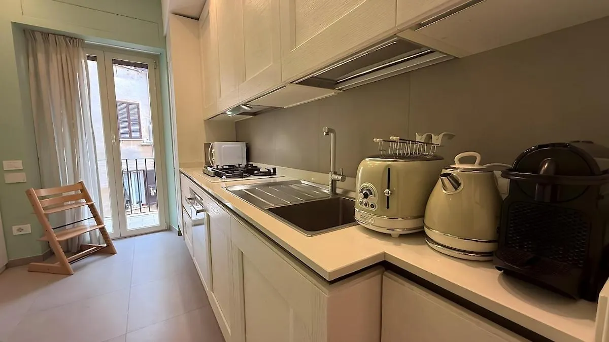 Elegant Roman Escape Walk To The Colosseum Apartment