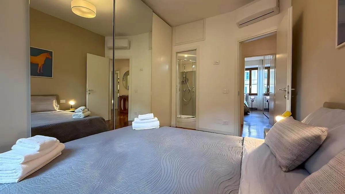 Elegant Roman Escape Walk To The Colosseum 아파트