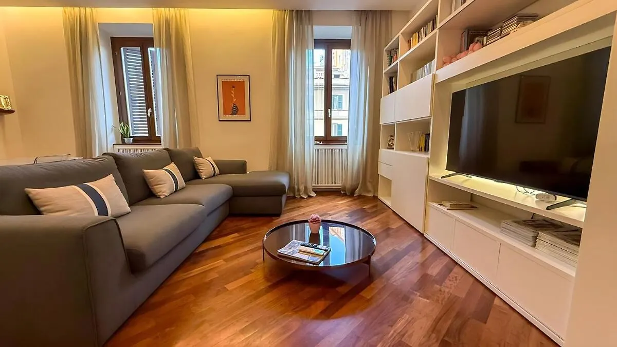 Elegant Roman Escape Walk To The Colosseum